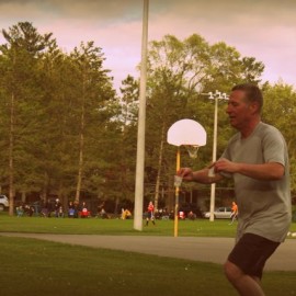 man running with dixie cups